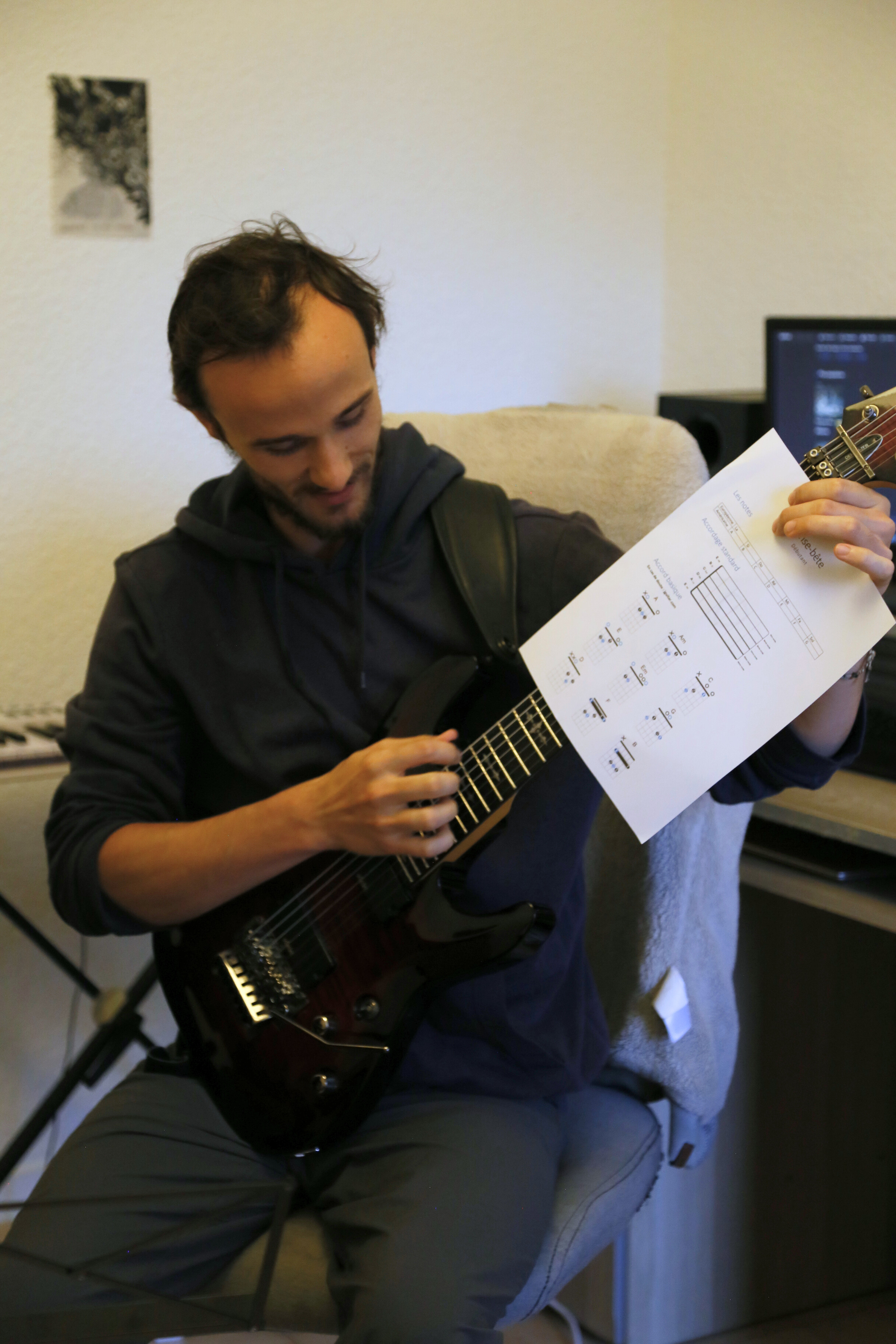 Théo en train de jouer de la guitare