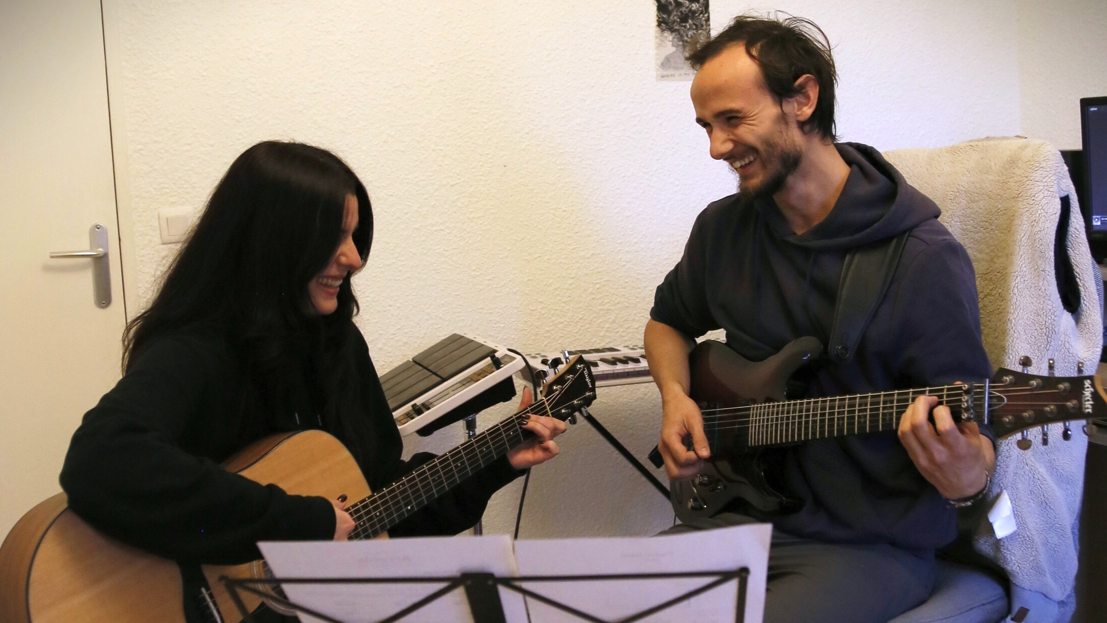Théo en train de jouer de la guitare